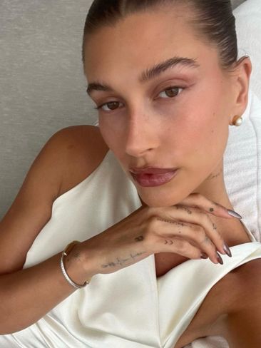 Hailey Bieber: Η nail artist της έδειξε βήμα -βήμα πώς δημιουργεί το αγαπημένο της μανικιούρ 2