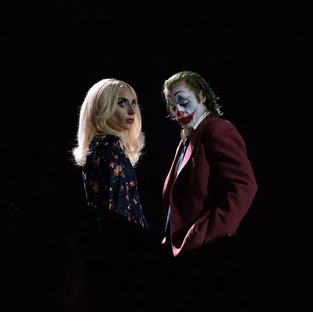 Ερωτευμένος Joker: Joaquin Phoenix και Lady Gaga συγκινούν σε νέες φωτογραφίες από την επερχόμενη ταινία 2