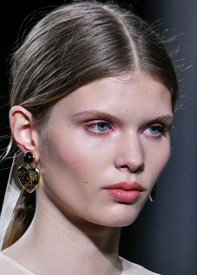 Chanel FW 24-25: Τα beauty looks είχαν την κομψή πινελιά του οίκου 2