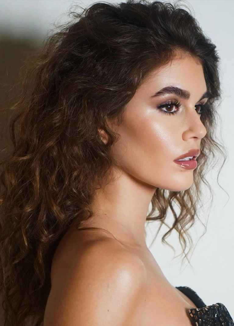 Η Kaia Gerber θα μας κάνει να αγαπήσουμε τα σπαστά μαλλιά μας 2