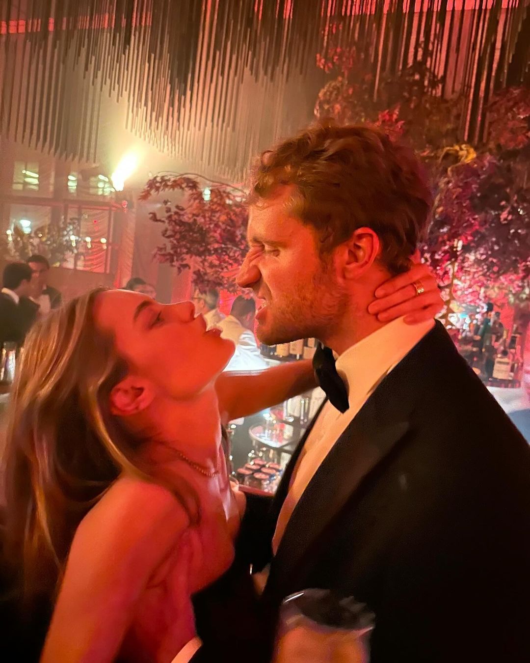 O έρωτας της Camille Rowe και του Theo Niarchos μετρά 6 χρόνια και το γιορτάζουν με iconic φωτογραφίες 3