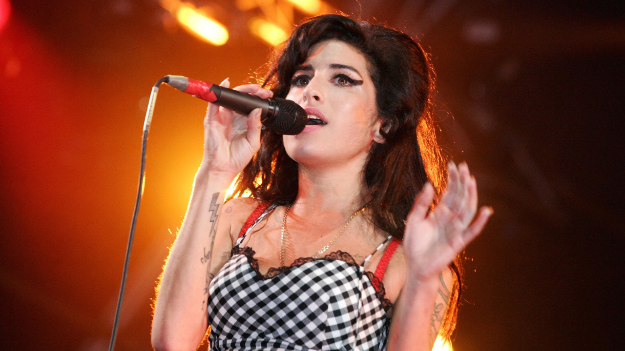 13 χρόνια χωρίς την Amy Winehouse – Το πρόωρο τέλος μιας φωνής που σημάδεψε μια ολόκληρη γενιά