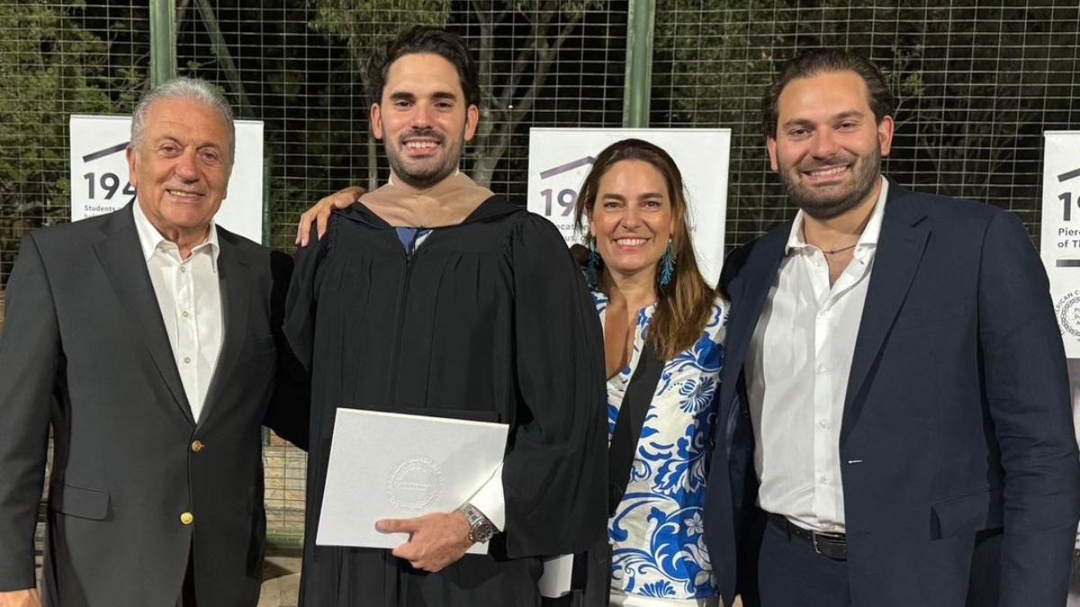Δημήτρης Αβραμόπουλος: Η σπάνια οικογενειακή φωτογραφία από την αποφοίτηση του γιου του, Ιάσωνα