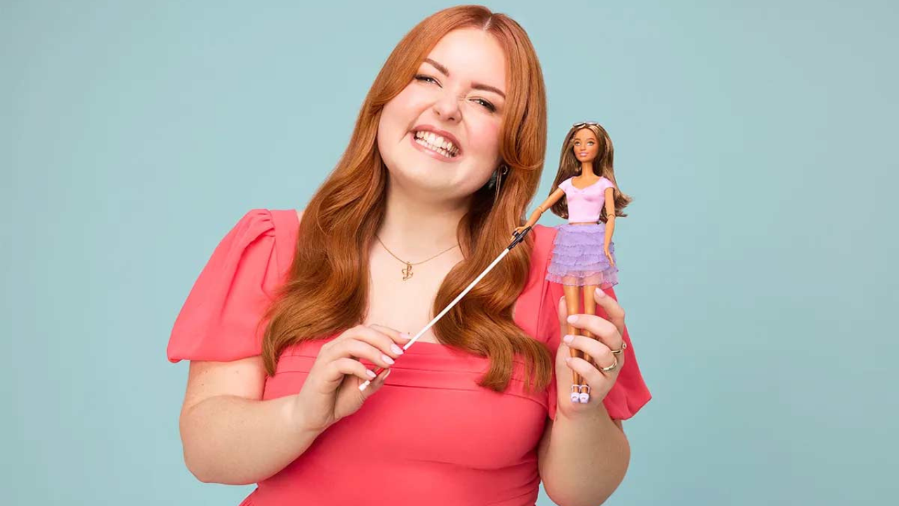 H Mattel κυκλοφόρησε την πρώτη τυφλή κούκλα Barbie – Ποια είναι η Lucy Edwards