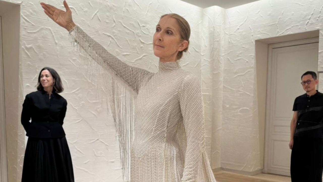 Celine Dion: Πάνω από 1.000 ώρες χρειάστηκαν για τη Dior custom made δημιουργία που φόρεσε στην τελετή έναρξης των Ολυμπιακών 1