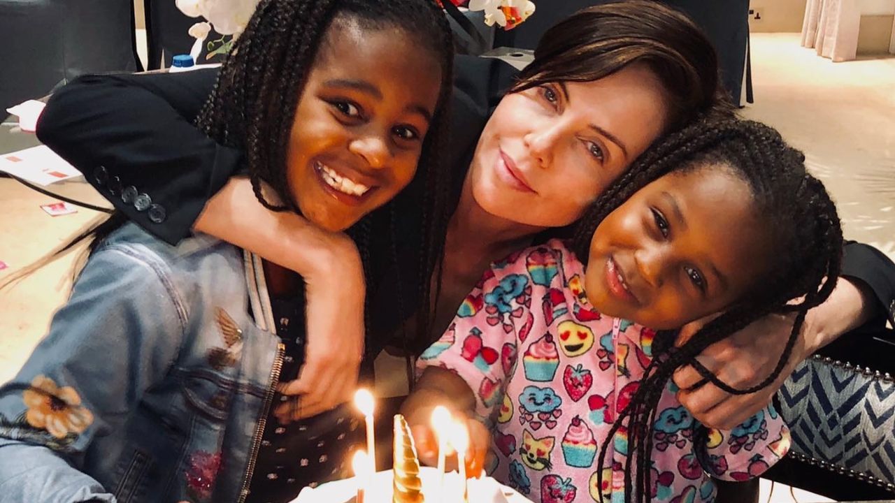 Charlize Theron: O λόγος που οι κόρες της ντρέπονται για εκείνη- «Οι γονείς ξέρουν για τι πράγμα μιλάω»
