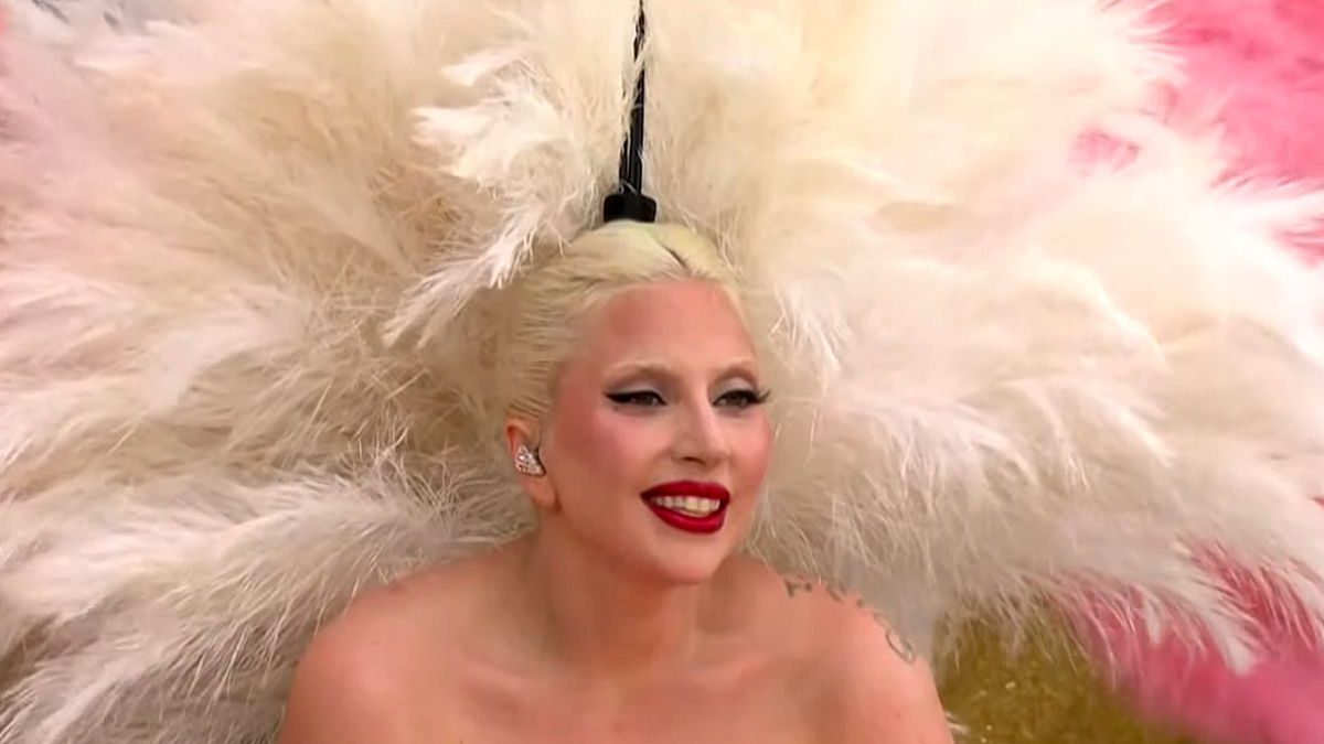 Το beauty look της Lady Gaga στην Τελετή Έναρξης των Ολυμπιακών Αγώνων μάς θύμισε old Hollywood