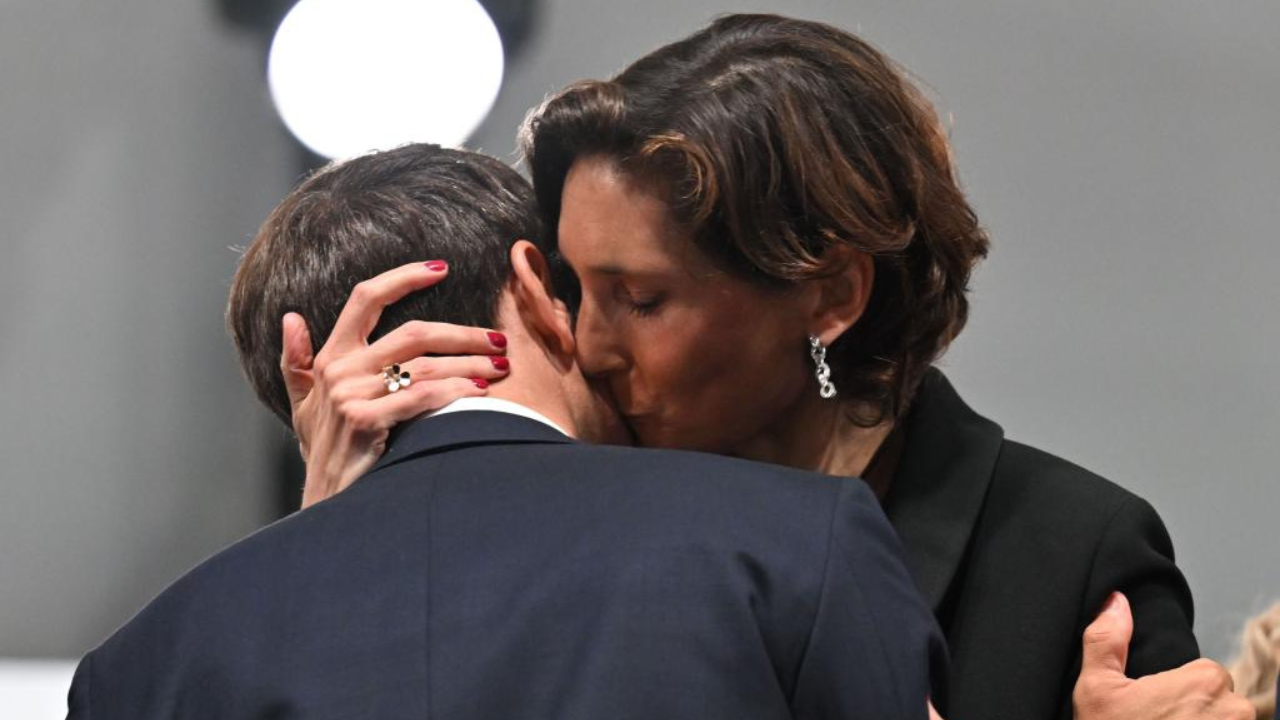 Το πολύ «γαλλικό» και τρυφερό φιλί ανάμεσα σε Μακρόν και την υπουργό αθλητισμού της Γαλλίας