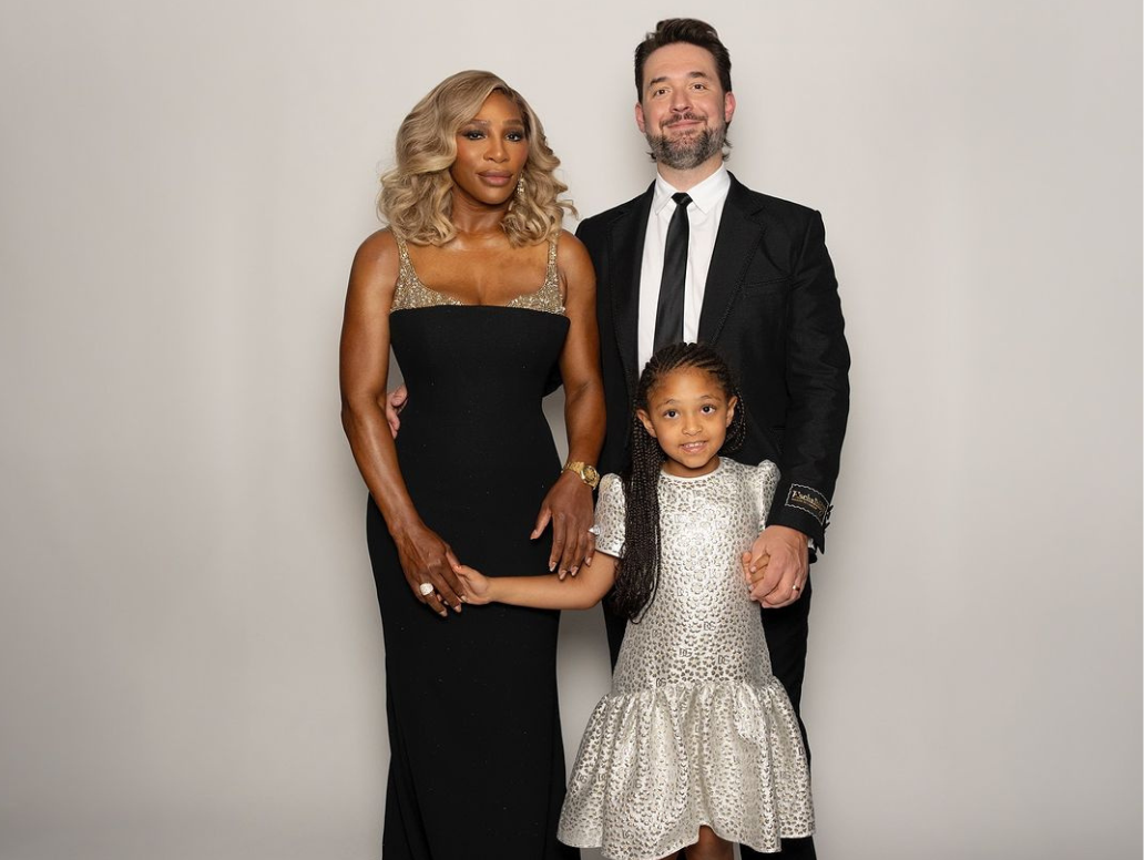 H Serena Williams με custom made δημιουργία Armani – Ο λόγος που η κόρη της έκλεψε τις εντυπώσεις 1