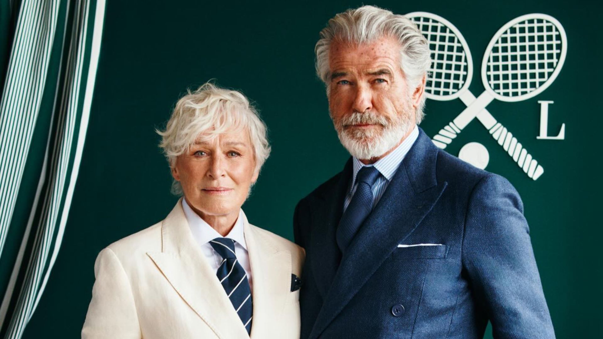 Δύο silver foxes μαζί – H Glenn Close και ο Pierce Brosnan ποζάρουν φορώντας τα κοστούμια τους στο Wimbledon