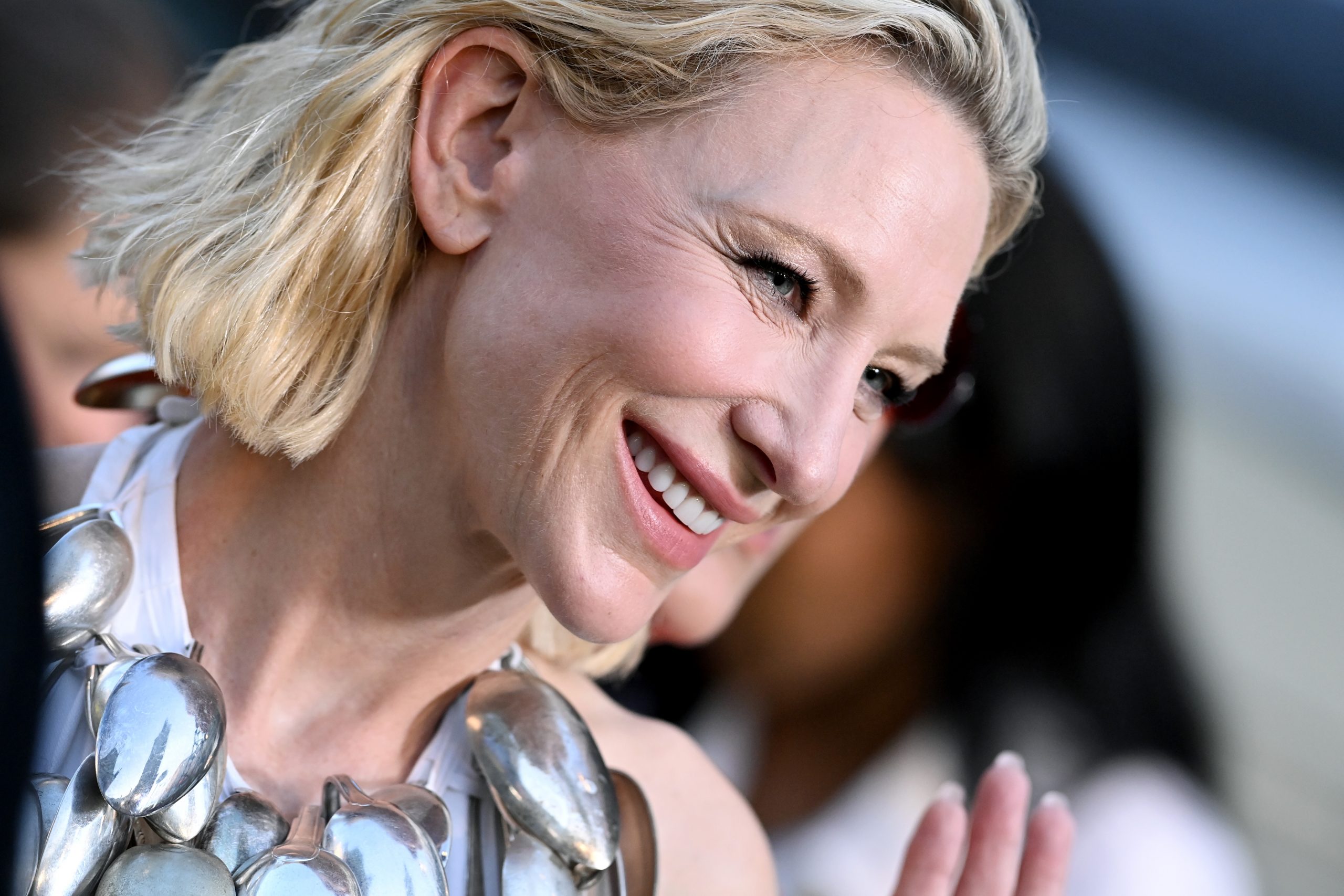 Η Cate Blanchett απέδειξε ότι είναι η πιο εντυπωσιακή φορώντας ακόμα και… κουτάλια – To top που τράβηξε τα βλέμματα