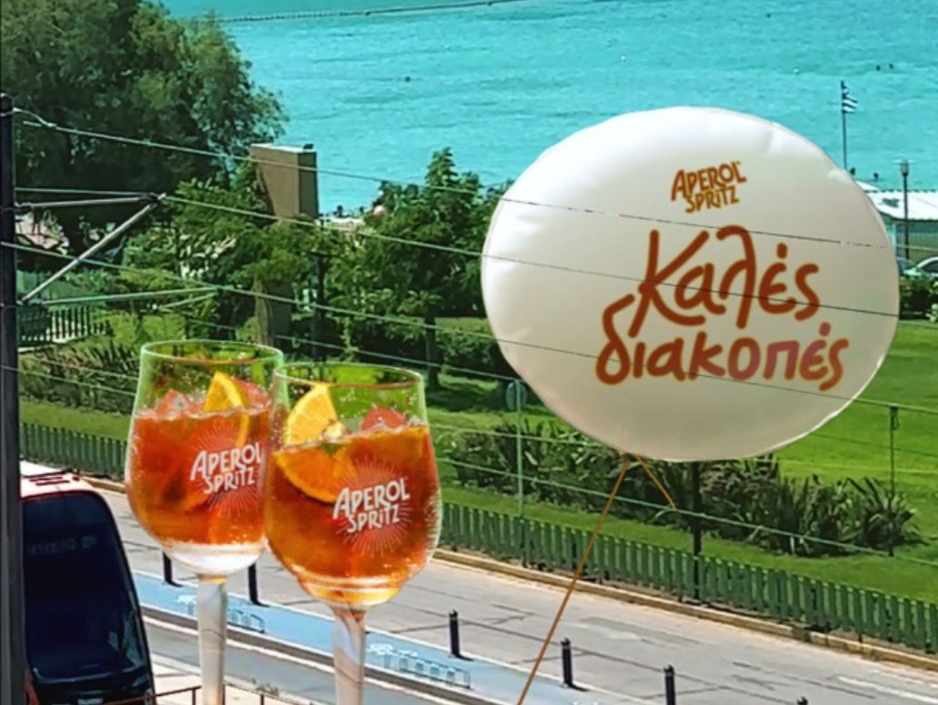 Τι κάνουν δύο τεράστια ποτήρια Aperol στην Αθηναϊκή Ριβιέρα; 1