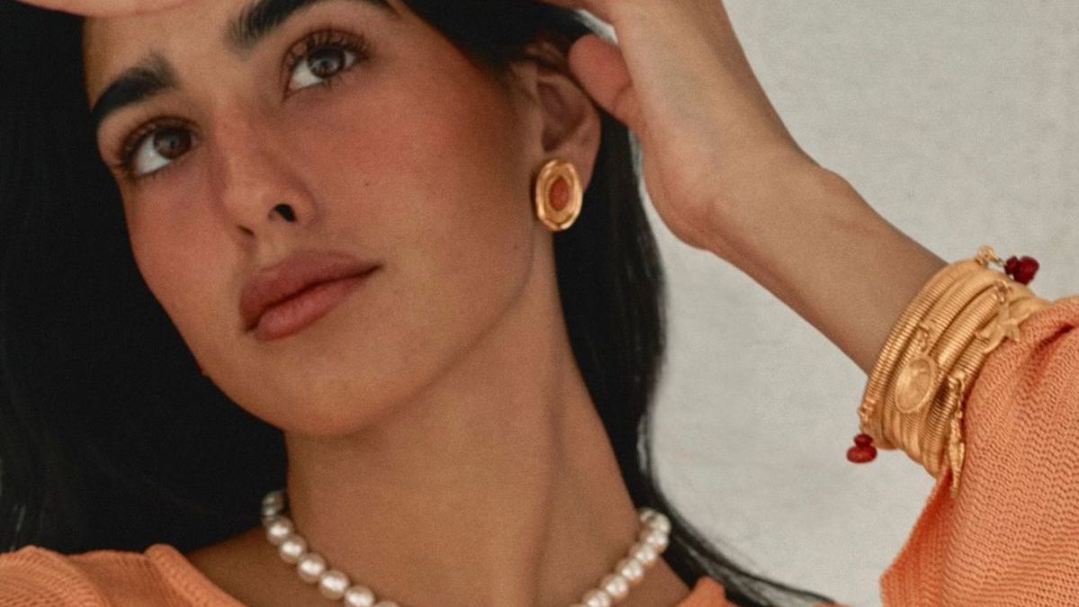 Η επιστροφή των button earrings από τη δεκαετία του ’80 φέρνει ρετρό αέρα στα looks μας