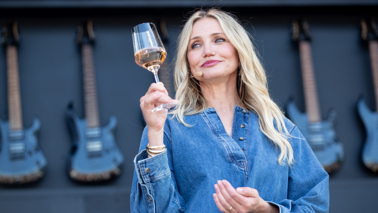 Η Cameron Diaz κλείνει σήμερα τα 52 της και μοιράζεται τα πιο πετυχημένα μυστικά ομορφιάς της 1