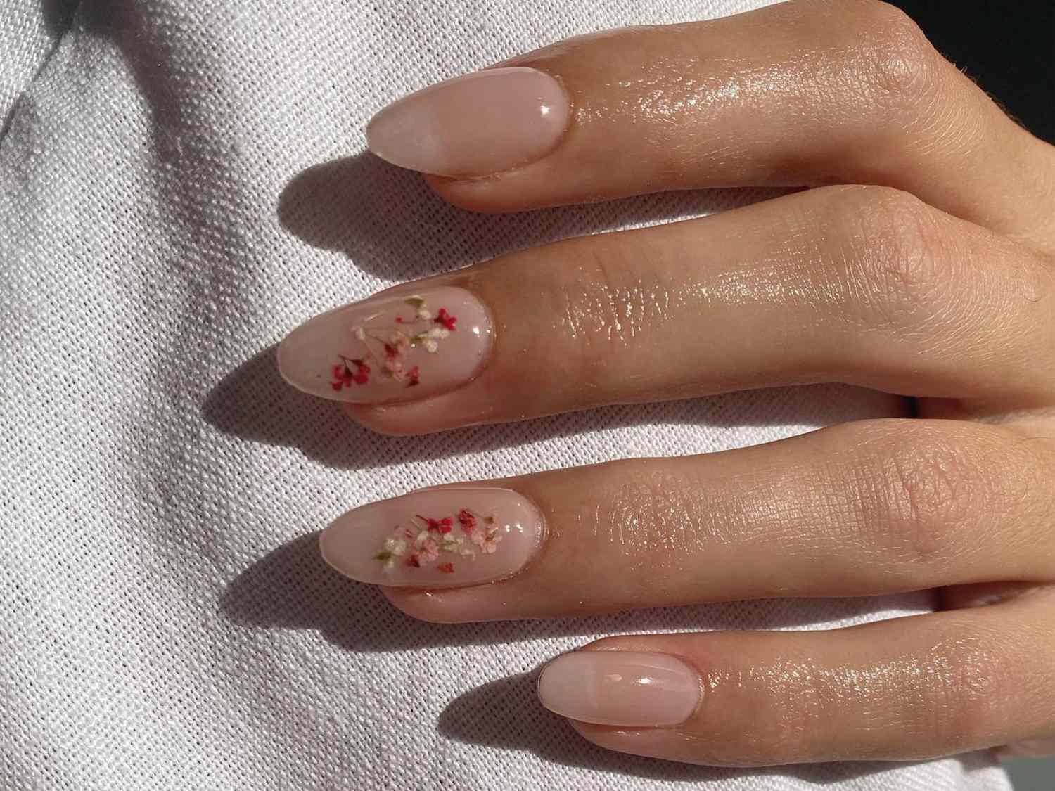 Flower nails: Η πιο χαριτωμένη τάση στα νύχια για να δοκιμάσετε το υπόλοιπο του καλοκαιριού 1