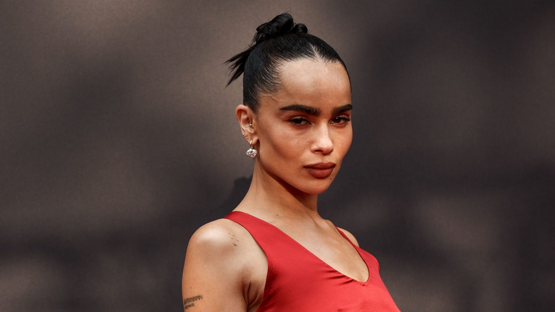 Το κομψό σινιόν της Zoë Kravitz είναι το χτένισμα που θέλουμε να αντιγράψουμε 1