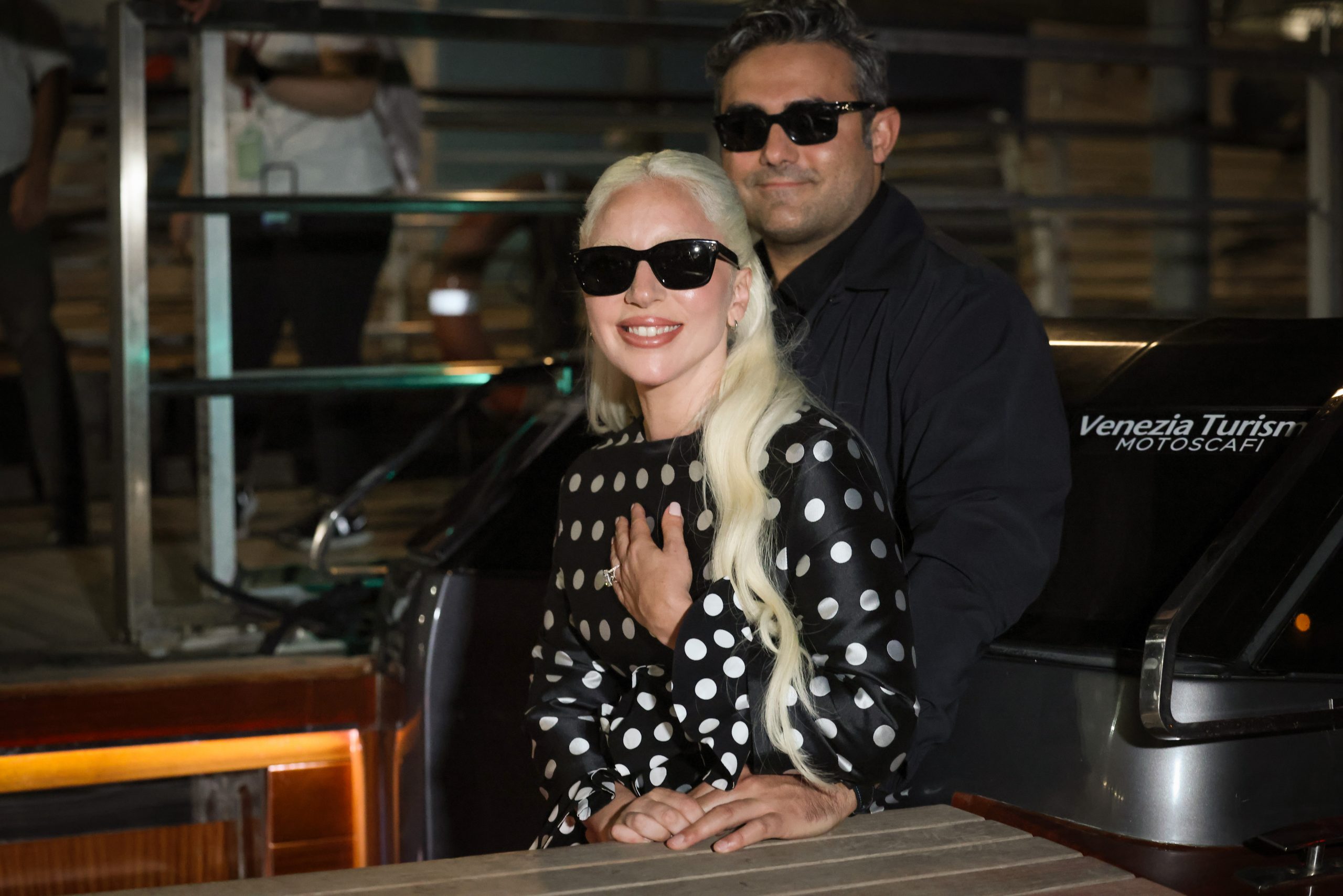 H Lady Gaga ζει τον έρωτά της στη Βενετία – Τα τρυφερά φιλιά και το διαμαντένιο δαχτυλίδι αρραβώνων 2