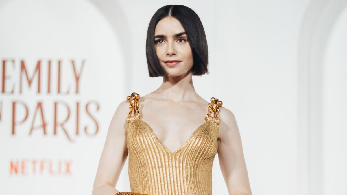 Lily Collins: Εκτυφλωτική με χρυσό φόρεμα Schiaparelli στην πρεμιέρα του Emily In Paris στη Ρώμη