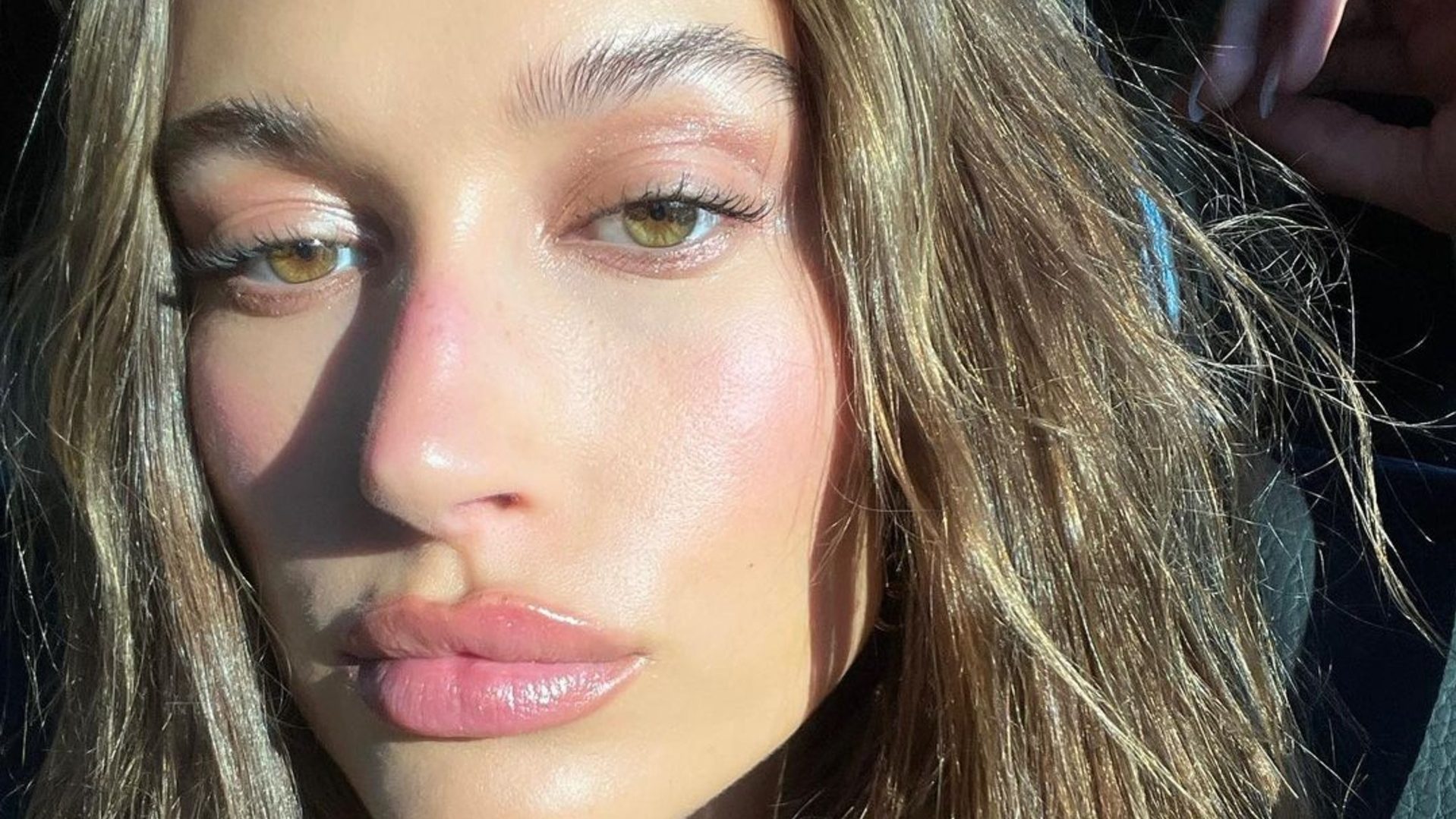 Hailey Bieber: Ανανέωσε το χρώμα των μαλλιών της και μας αρέσει πολύ