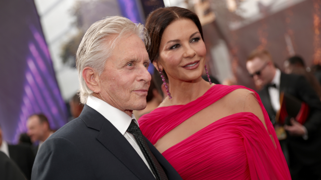 H Catherine Zeta-Jones και ο Michael Douglas έχουν γενέθλια την ίδια μέρα- Οι ευχές και η γυμνή λήψη από το μπάνιο