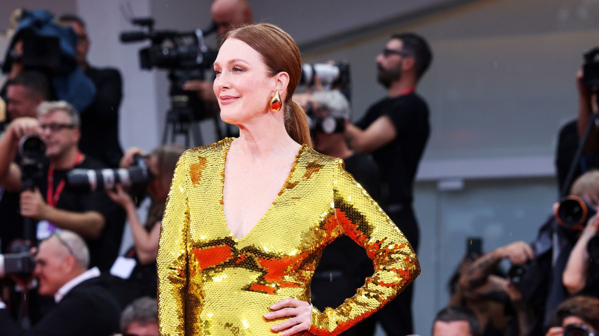 Η Julianne Moore είναι έτοιμη για τον Χρυσό Λέοντα και το look της στο Φεστιβάλ Βενετίας το επιβεβαιώνει 1