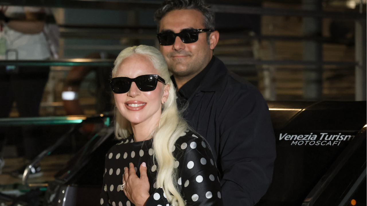 H Lady Gaga ζει τον έρωτά της στη Βενετία – Τα τρυφερά φιλιά και το διαμαντένιο δαχτυλίδι αρραβώνων 1