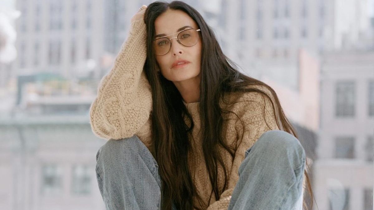 Η Demi Moore φορά τα φθινοπωρινά trends και εντυπωσιάζει με το νεανικό και cool στιλ της 1