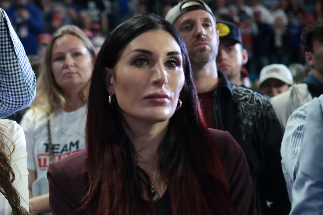 Ποια είναι η Laura Loomer; Το δεξί χέρι του Trump, που μέχρι και οι ακροδεξιοί θεωρούν «εξαιρετικά ρατσίστρια» 1