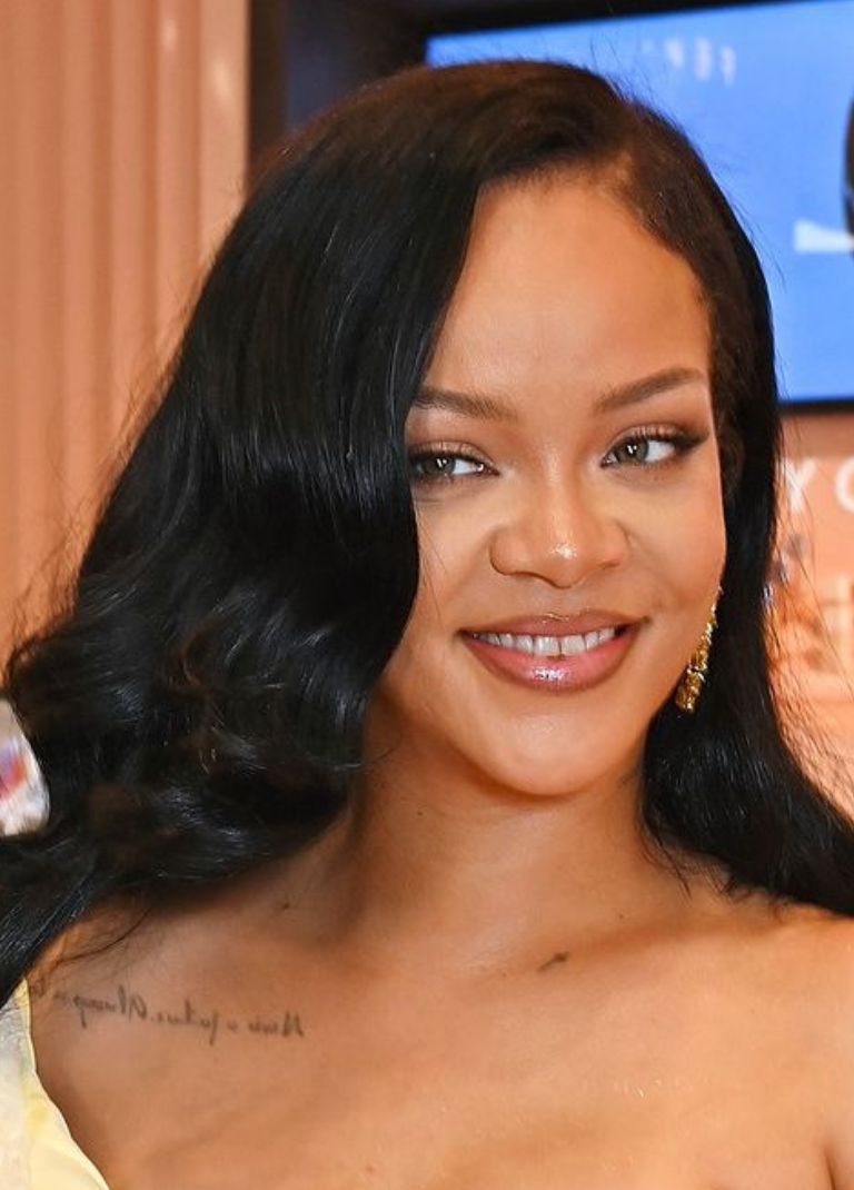 Rihanna: Άλλαξε το χρώμα των μαλλιών της, δοκιμάζοντας την κορυφαία τάση της σεζόν 2