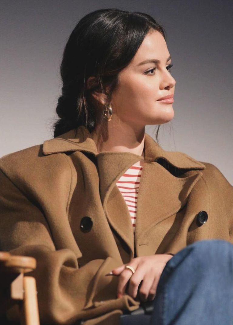 H Selena Gomez μας δείχνει την πιο κομψή απόχρωση μανικιούρ για το φθινόπωρο 2