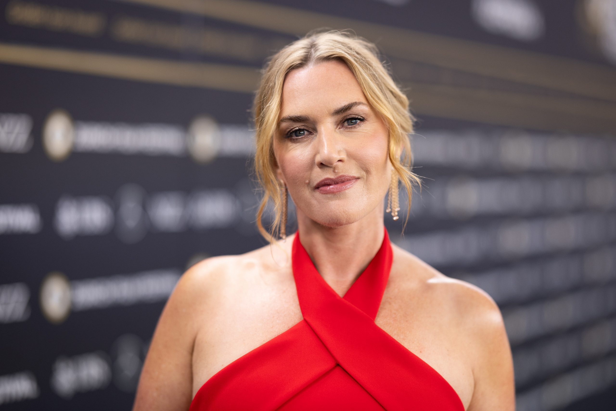 Από την Kate Winslet στη Δούκισσα Νομικού, το total red look πρωταγωνιστεί