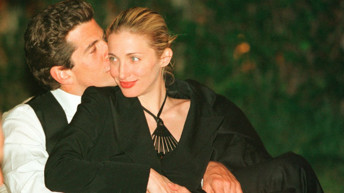 Carolyn Bessette-Kennedy: Τα ρούχα του minimal icon των 90s είναι προς πώληση