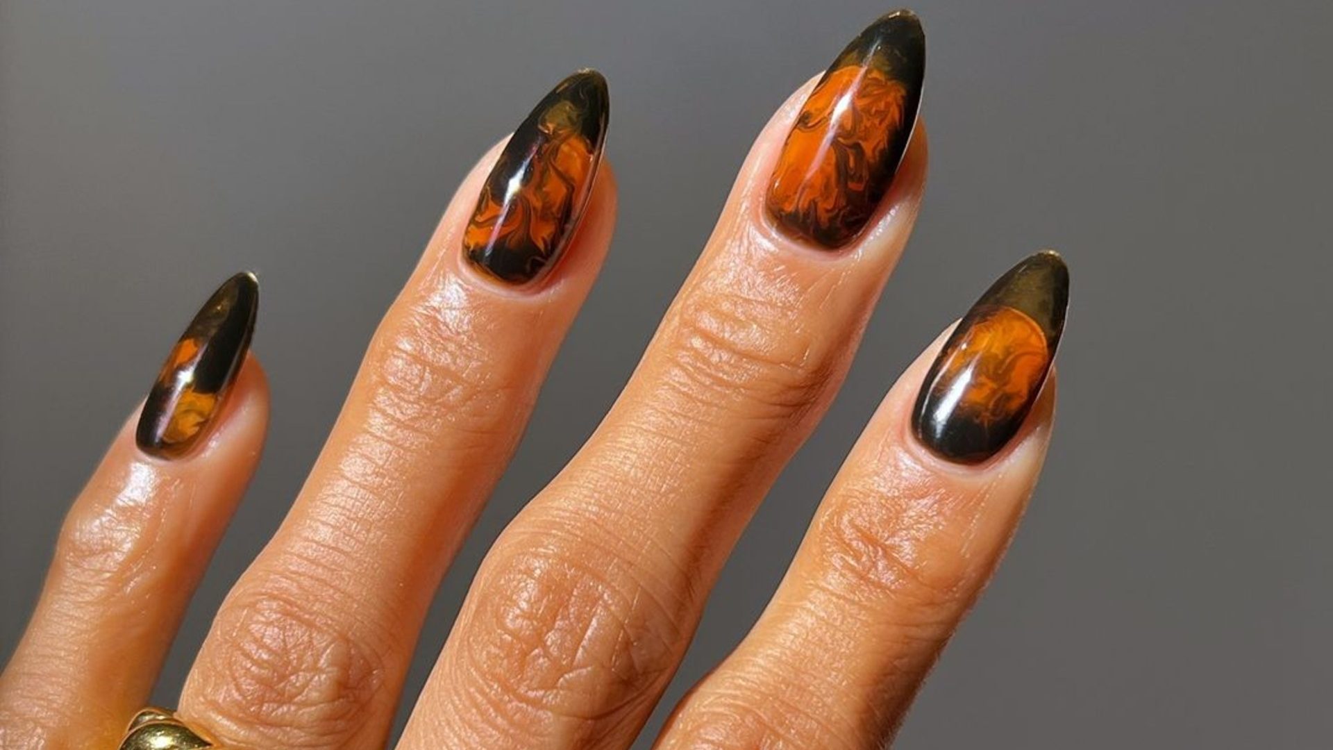 October nails: Τα πιο hot σχέδια και χρώματα νυχιών για να υποδεχθείτε τον Οκτώβριο με στιλ 1