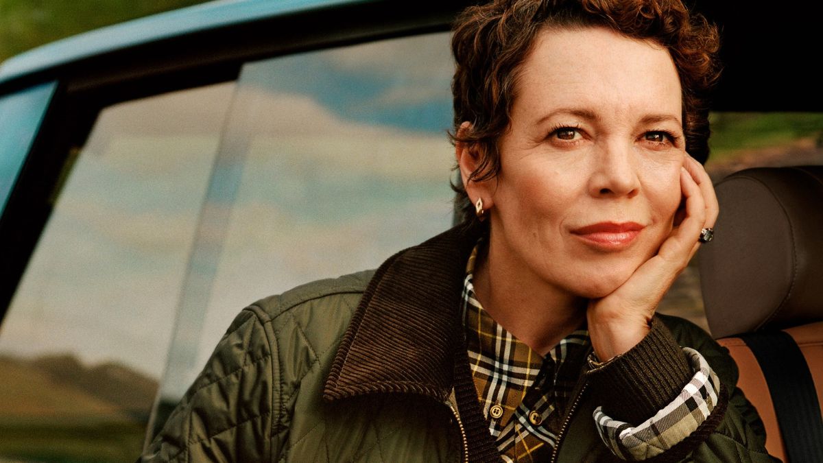 H Olivia Colman είναι περικυκλωμένη από πρόβατα στο νέο της fashion ρόλο για τον Burberry 1